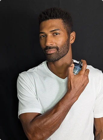 Man applying Gravité men’s fragrance